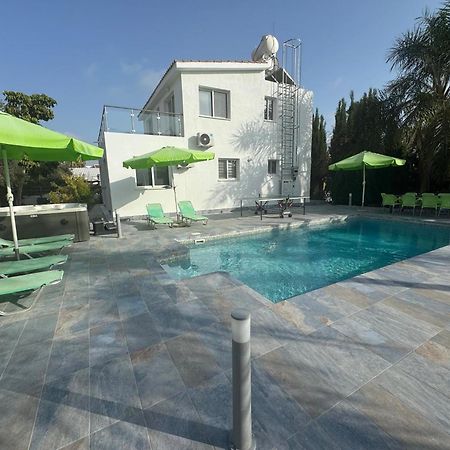 Villa Coralia Gardens 1Km From Coral Bay Beach Exterior photo