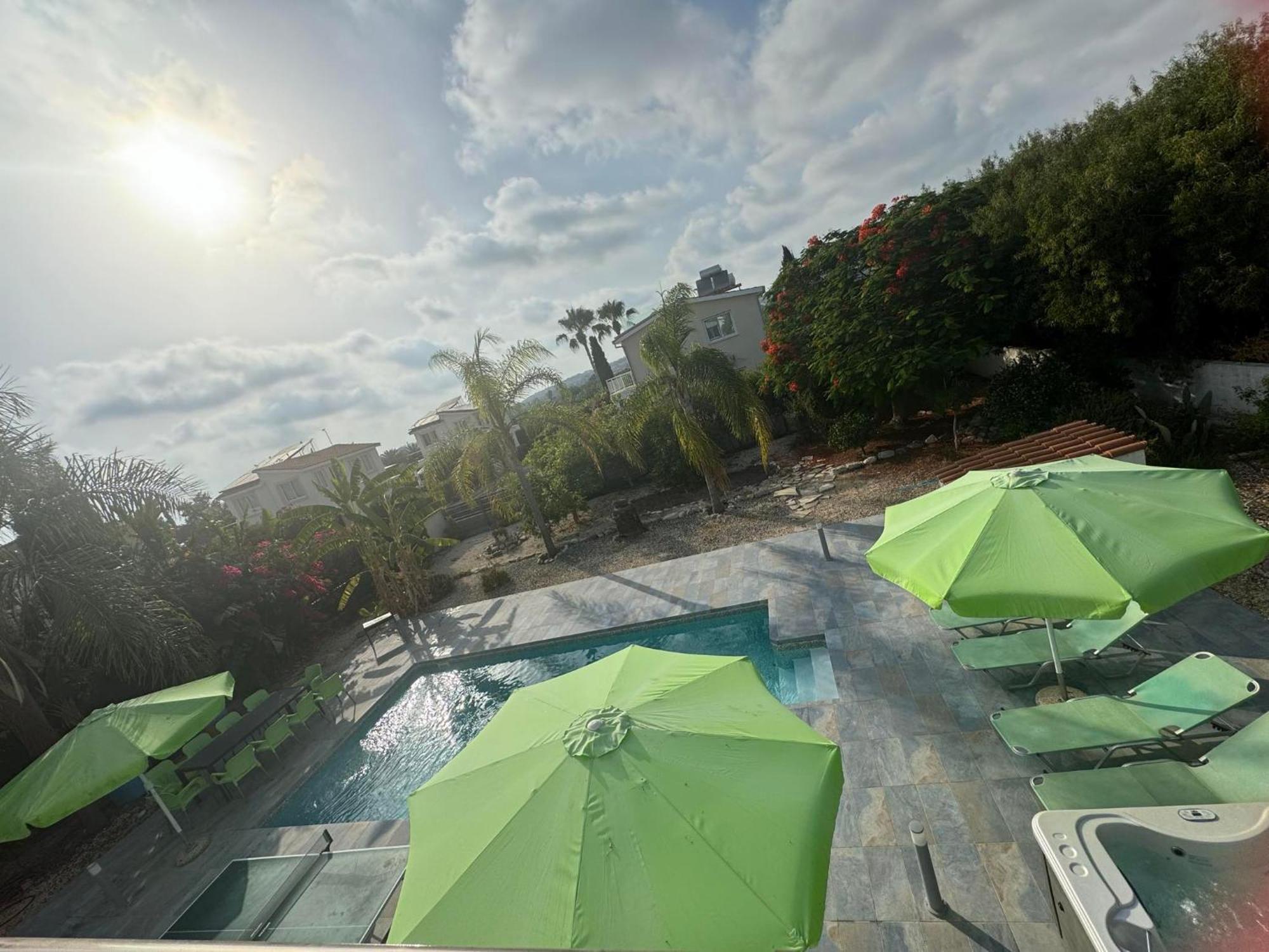 Villa Coralia Gardens 1Km From Coral Bay Beach Exterior photo